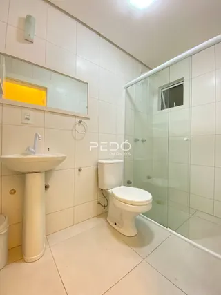 Foto de um banheiro com piso de cerâmica e box de vidro.