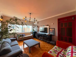 Sala de estar com piso de madeira e grande janela em Lajeado, Brasil.