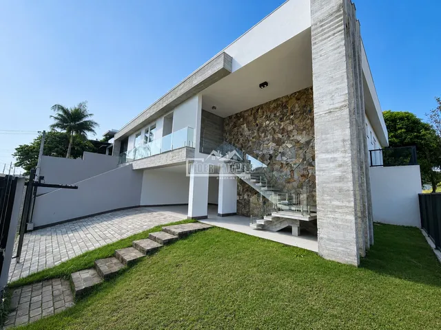 Fachada moderna de uma residência com detalhes em pedra em Lajeado, Brasil.