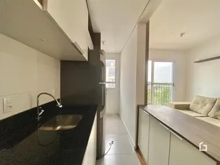 Vista da cozinha e área de passagem de um imóvel em Lajeado, Brasil.