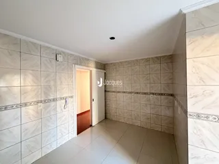 Corredor com revestimento de azulejos nas paredes