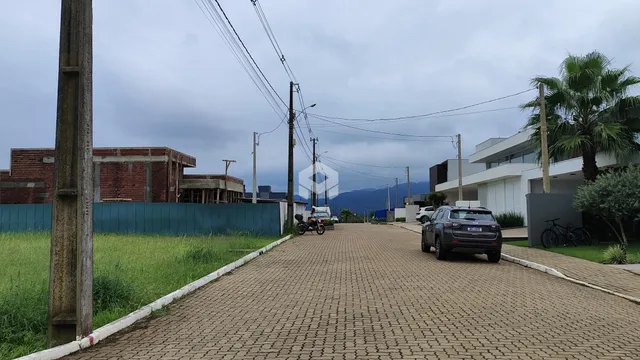Vista da rua e fachada de uma residência em Lajeado.