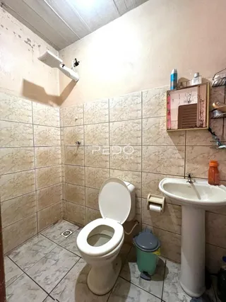 Foto de um banheiro com revestimento de cerâmica clara.