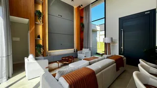 Sala de estar moderna com decoração em tons neutros e grandes janelas.