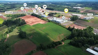 Vista aérea de terras agrícolas e áreas verdes na região de Lajeado, Brasil.