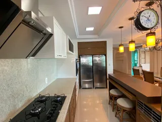 Imagem de uma cozinha moderna com armários e eletrodomésticos em Lajeado.