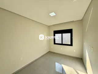 Foto de um ambiente interno com paredes claras e piso de cerâmica.