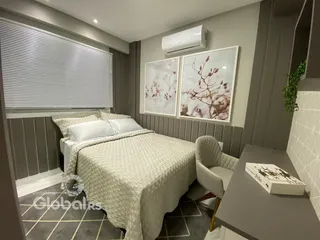 Quarto com cama e janela em um imóvel.