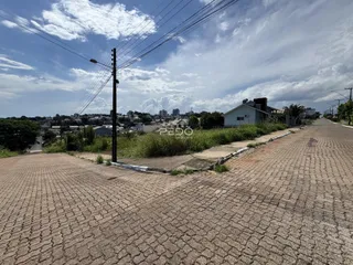Vista da rua com casas no fundo da paisagem.