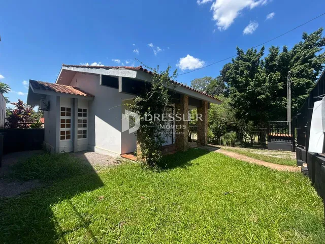 Fachada de uma casa em Lajeado, Brasil com jardim gramado.