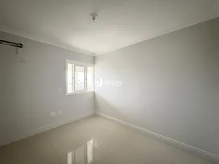 Foto de um ambiente interno com paredes brancas e piso claro.