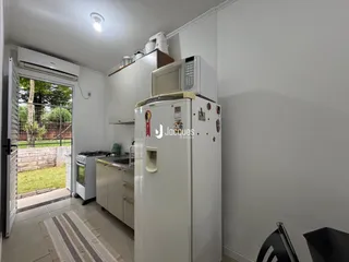 Foto de uma cozinha com acesso ao quintal.