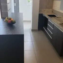 Foto de uma bancada escura em um ambiente interno.