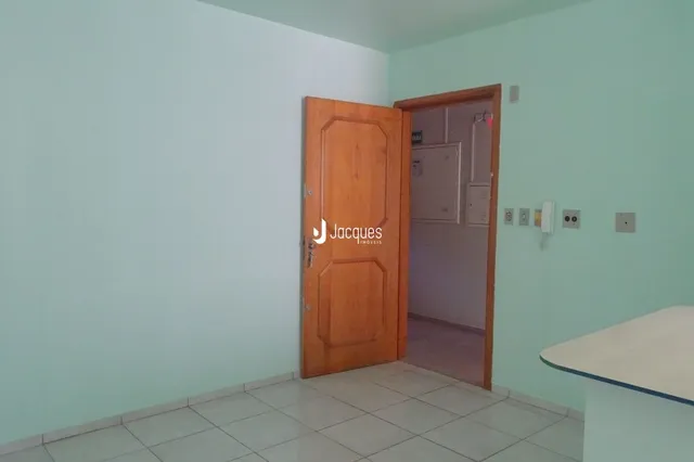 Parede interna de uma residência em Lajeado, Brasil com porta de madeira.