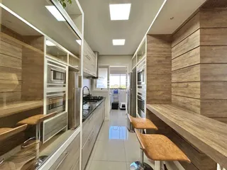 Vista interna de uma cozinha moderna com armários e eletrodomésticos em Lajeado.