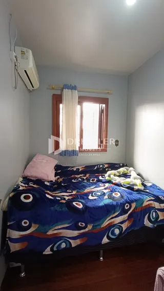 Quarto interno com cama e janela decorada.