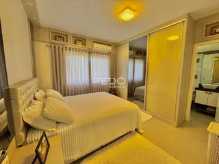 Quarto com cama e cortinas em um imóvel no Brasil.
