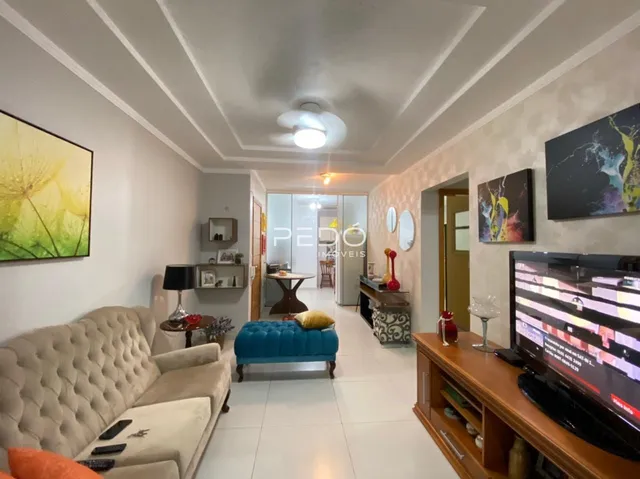 Sala de estar com sofá e decoração em um imóvel no Brasil.
