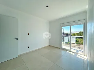 Ambiente interno com paredes brancas e piso de cerâmica.