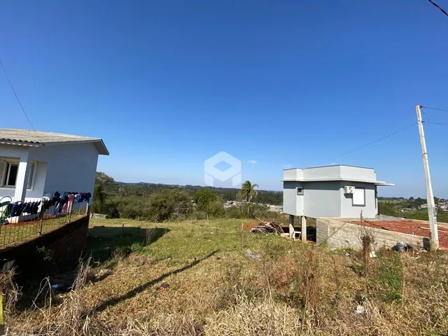 Vista externa de uma propriedade em Lajeado, Brasil, com grama seca no primeiro plano.