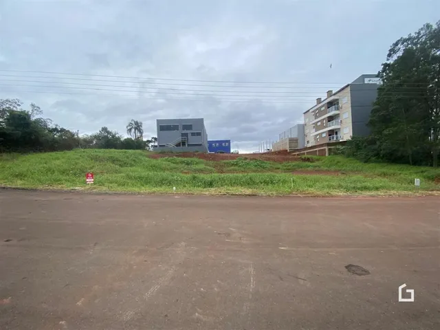 Vista externa de uma propriedade em Lajeado, Brasil, mostrando terreno e edifícios ao fundo.