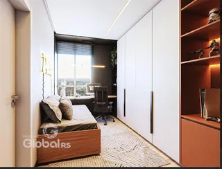 Quarto com armário e vista para a janela em um imóvel em Lajeado.