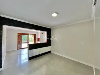 Vista de um ambiente interno com portas de vidro e paredes escuras.