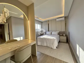 Quarto moderno com cama e armário em um apartamento.