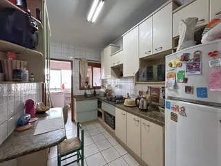 Vista da cozinha e área de jantar de um imóvel em Lajeado, Brasil.