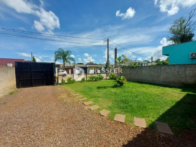 Vista da fachada de uma propriedade com muro e gramado em Lajeado, Brasil.