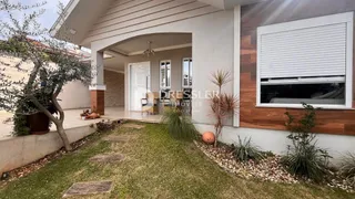 Fachada de uma residência em Lajeado, Brasil, com jardim frontal.