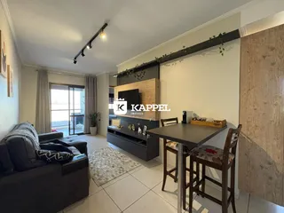 Sala de estar com sofá e mesa de jantar em um imóvel.
