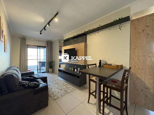 Sala de estar com sofá e mesa de jantar em um imóvel.