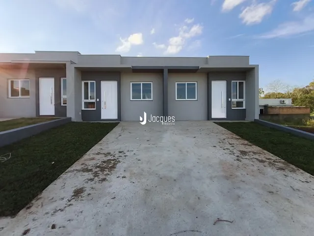 Casa geminada com 2 dormitórios