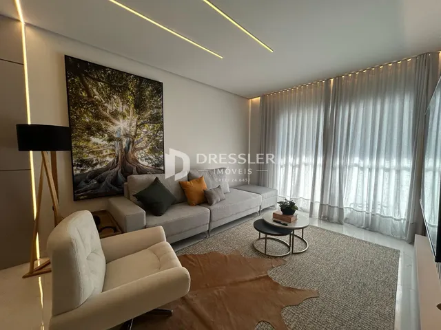Sala de estar moderna com sofá e decoração em um apartamento.