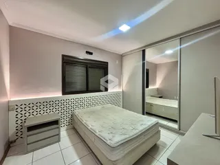 Quarto com cama e armário em um apartamento.