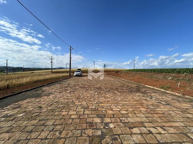 Vista da estrada de cascalho que leva a uma área rural.