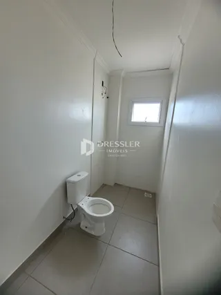 Foto de um banheiro interno com piso de cerâmica.