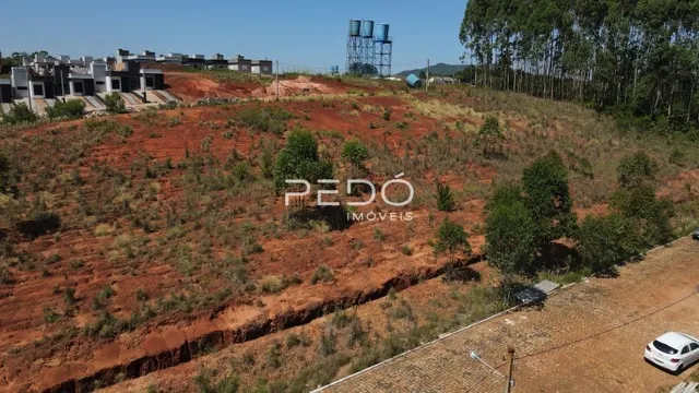 Vista de uma colina árida e com vegetação rasteira em uma área de Lajeado.