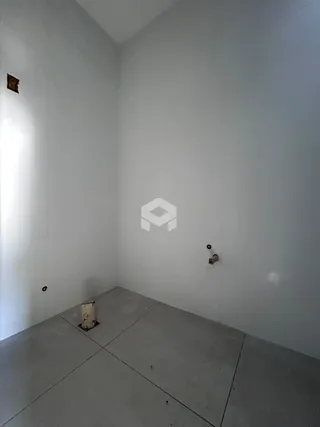 Parede interna branca com piso cinza na propriedade.