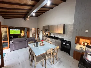 Foto de uma sala de jantar com cozinha e área de estar em um imóvel.