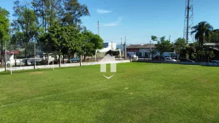 Vista externa de um gramado verde em uma propriedade em Lajeado.