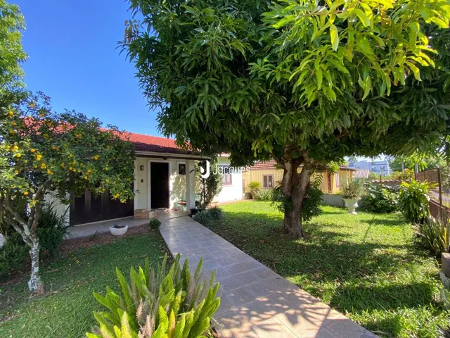 Vista da fachada de uma casa em Lajeado, Brasil, com jardim e caminho.