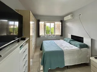 Foto de um quarto com cama e armários em um imóvel.