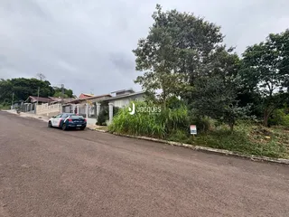 Fachada de uma residência em Lajeado, Brasil, ao lado de uma rua asfaltada.