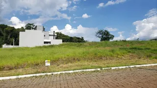 Vista externa de uma residência branca em Lajeado, Brasil, com gramado verde ao redor.