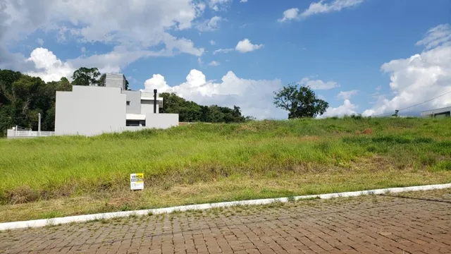 Vista externa de uma residência branca em Lajeado, Brasil, com gramado verde ao redor.