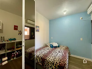 Quarto com paredes azuis e cama de estampa de leopardo.