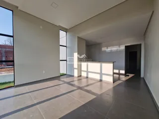 Ambiente interno com piso de cerâmica e grandes janelas.