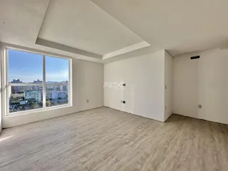 Ambiente interno de uma sala de estar com grande janela em Lajeado.